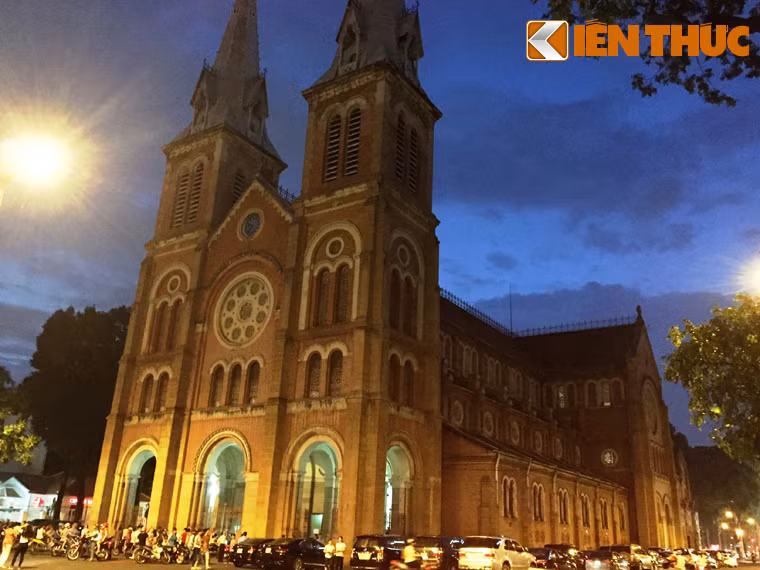 Trước đó khuya 25/9, Công an phường Bến Nghé nhận tin báo của Quý Cha cùng Ban quản lý Nhà thờ Đức Bà về việc nghi vấn có kẻ lạ đột nhập, lẩn trốn bên trong Nhà thờ.