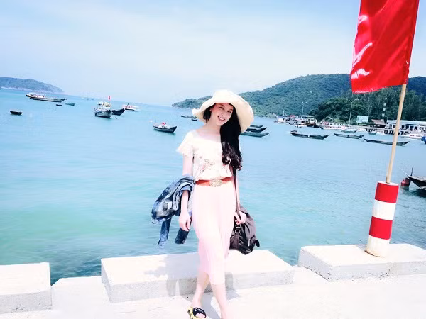 Sau cuộc thi, cái tên Phạm Ngọc Hoàng Anh được gắn liền với biệt danh " hot girl cảnh sát". Cô gái sinh năm 1990 được khá nhiều bạn trẻ, các trang tin quan tâm, xin tiết lộ những câu chuyện thú vị về ngành học, cuộc sống.