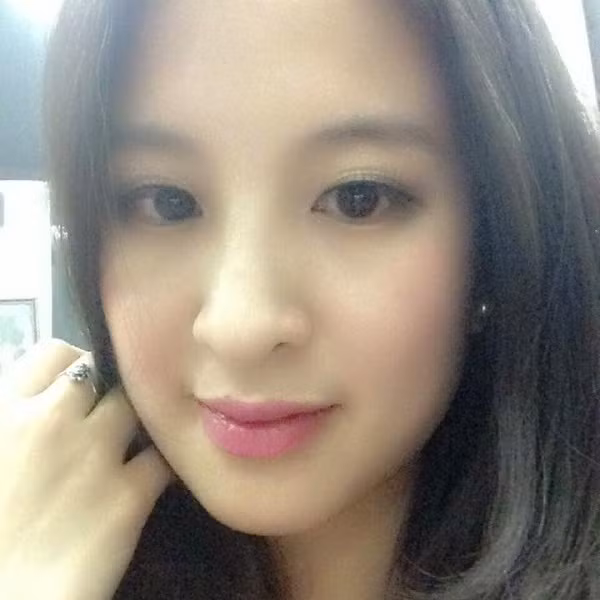 Thời điểm đó, Hoàng Anh cũng gây chú ý với nhan sắc của mình, cô nàng đẹp trong veo, rạng rỡ và tuyệt xinh mỗi khi khoác lên mình bộ cảnh phục.