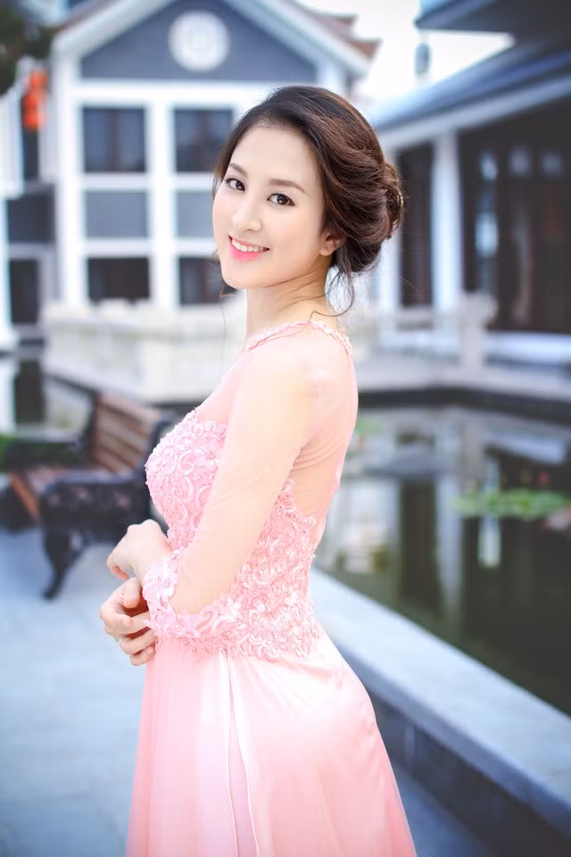 Sau vài năm kể từ ngày trở thành Miss Duyên dáng tại IMiss Thăng Long 2009, đến nay hot girl cảnh sát đã có nhiều nét thay đổi về ngoại hình. Hoàng Anh nay còn xinh đẹp hơn, quý phái và quyến rũ hơn rất nhiều .