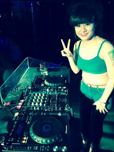 Huỳnh Hương, nghệ danh DJ Pe Ty, sinh năm 1996, là một trong những DJ trẻ tuổi nhất Việt Nam, xuất hiện trên báo chí cách đây không lâu với câu chuyện một cô gái trẻ mắc bệnh ung thư giai đoạn cuối nhưng vẫn rất yêu đời, lạc quan.