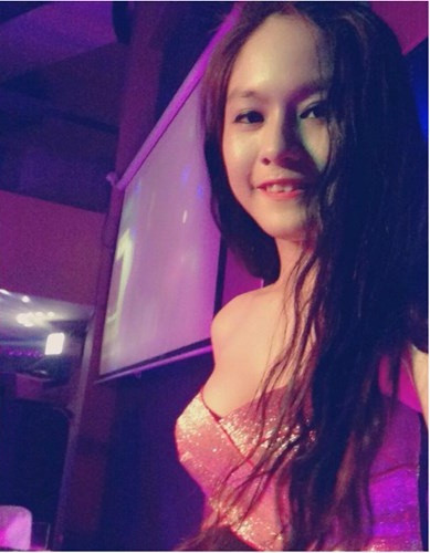  Nữ DJ xinh đẹp không may mắc bệnh ung thư đại tràng, từng phải chịu đựng những cơn đau quằn quại hàng ngày. Tuy nhiên, theo chia sẻ của gia đình, và DJ Yến Ivy, một người bạn thân của Huỳnh Hương, đến những ngày tháng cuối cùng... cô gái dễ thương này vẫn không nghĩ mình sẽ chết.