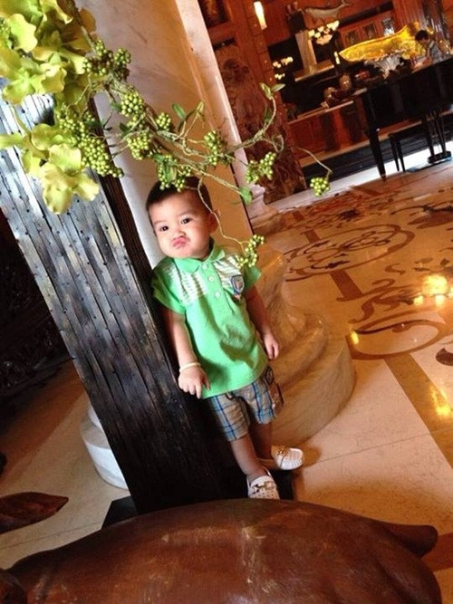 Biệt thự này có rất nhiều tài sản quý bằng gỗ. Như bộ bàn gỗ hoành tráng trước phòng khách vài chục người khiêng mới nổi.