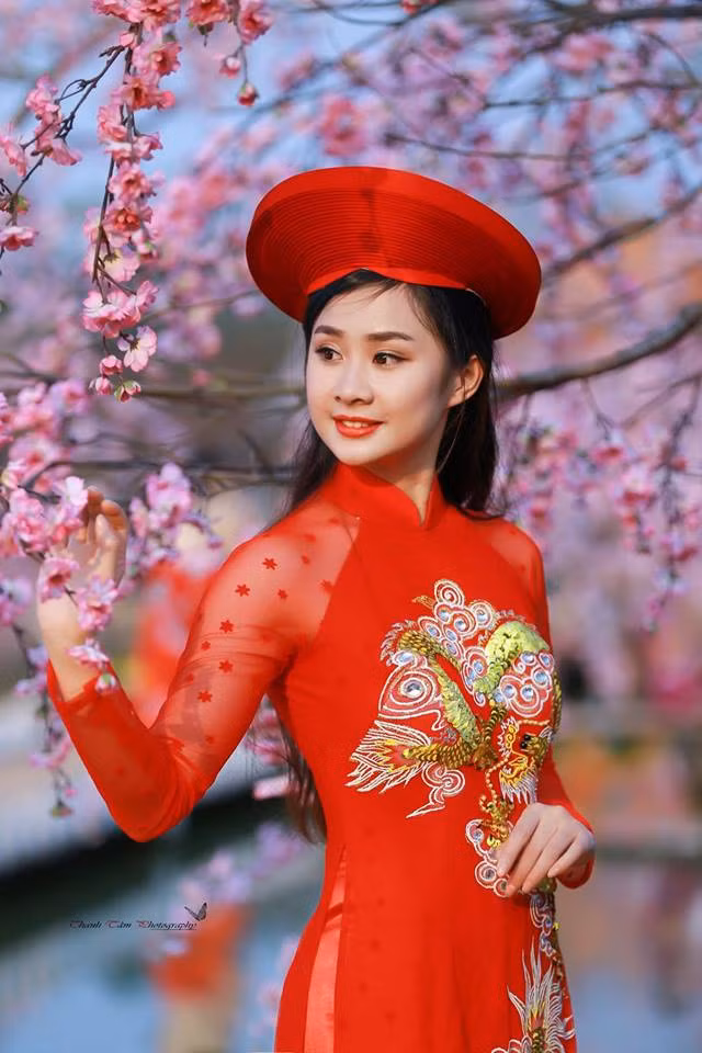 Chỉ đến khi thấy bức ảnh chụp lén mình được lan truyền trên mạng, Ngọc mới "giật mình" nhận ra... đến lúc này đã có thêm rất nhiều người gửi yêu cầu kết bạn, theo dõi và nhắn tin hỏi han cô nàng.