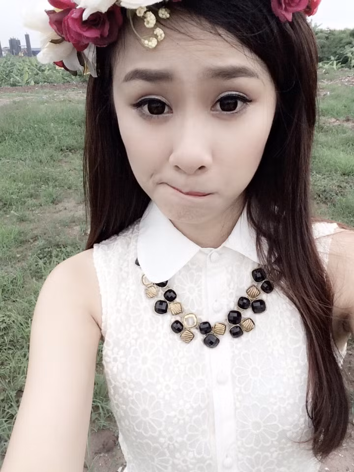 Với Huyền Ngọc việc dân mạng đặt biệt danh "hot girl ăn chè" khiến cô cảm thấy khá ngượng ngùng.