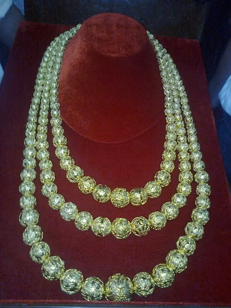 Choang vang tuọng bà Chúa deo day chuyèn vang khung