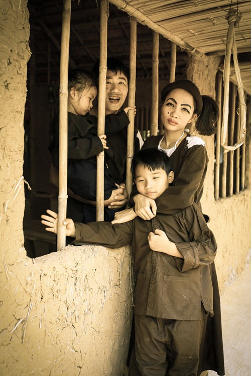 Trong cuộc sống, “Thị Nở” của Hoàng Bách và những đứa con là nguồn cảm hứng để nam ca sỹ sáng tác và ca hát. Bà xã của Hoàng Bách là người phụ nữ luôn thấu hiểu và ủng hộ chồng trong hoạt động nghệ thuật.