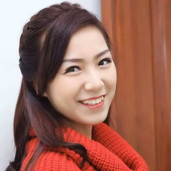 Còn trẻ và rất xinh đẹp, cô giáo Thanh hương có khuôn mặt rạng rỡ và nụ cười rất duyên. Cô giáo dáng người mẫu sở hữu chiều cao 1m70 và xinh đẹp chẳng kém gì các hot girl trong nhiều bức ảnh chụp cùng học sinh, đồng nghiệp.