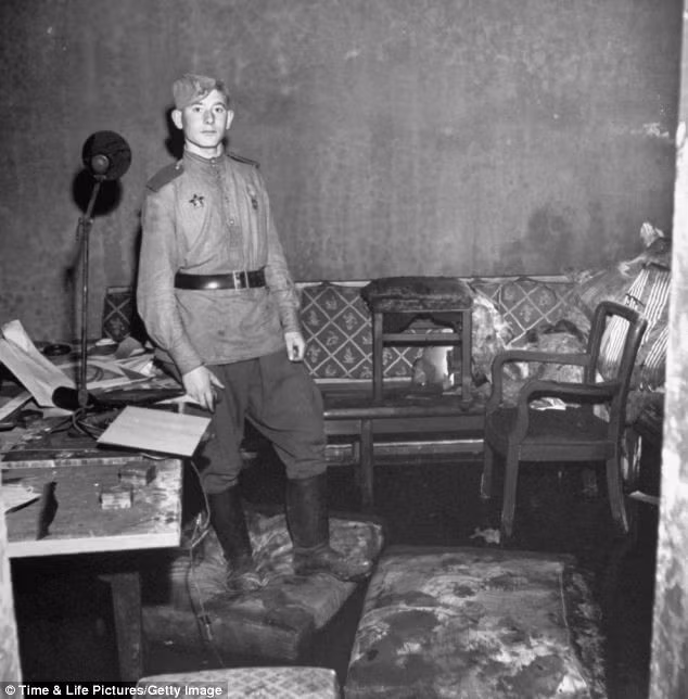 Một người lính Hồng quân Liên Xô đang điều tra hầm trú ẩn của trùm phát xít vào những tháng cuối cùng của Thế chiến 2.