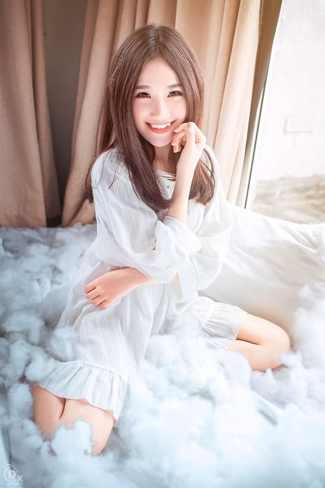 Hôm qua, một số fanpage về nhiếp ảnh, thời trang... lan truyền bộ ảnh của một cô gái xinh đẹp với nụ cười chết người. Cô mẫu có răng khểnh duyên dáng và chủ nhân của loạt ảnh nhanh chóng được dân mạng tìm kiếm và hỏi chuyện.