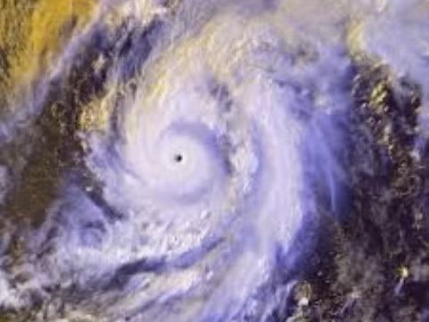 Xuat hien con bao rat manh tren bien Dong