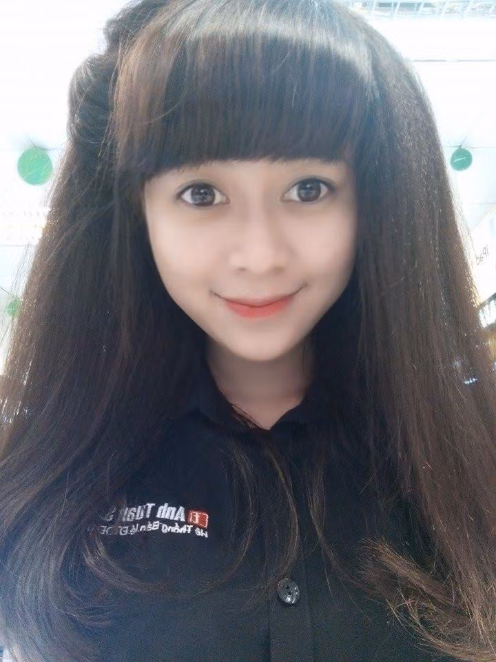 Cô giáo quê gốc Bình Phước cho biết từng là học trường THPT Đồng Xoài và sinh viên Đại học Sư Phạm TP HCM. Trong thời gian thực tập tại trường THPT Mạc Đĩnh Chi, Quận 6, TP HCM, cô Phương cũng đã được nhiều học sinh biết đến và đặt cho biệt danh "cô giáo hot girl".