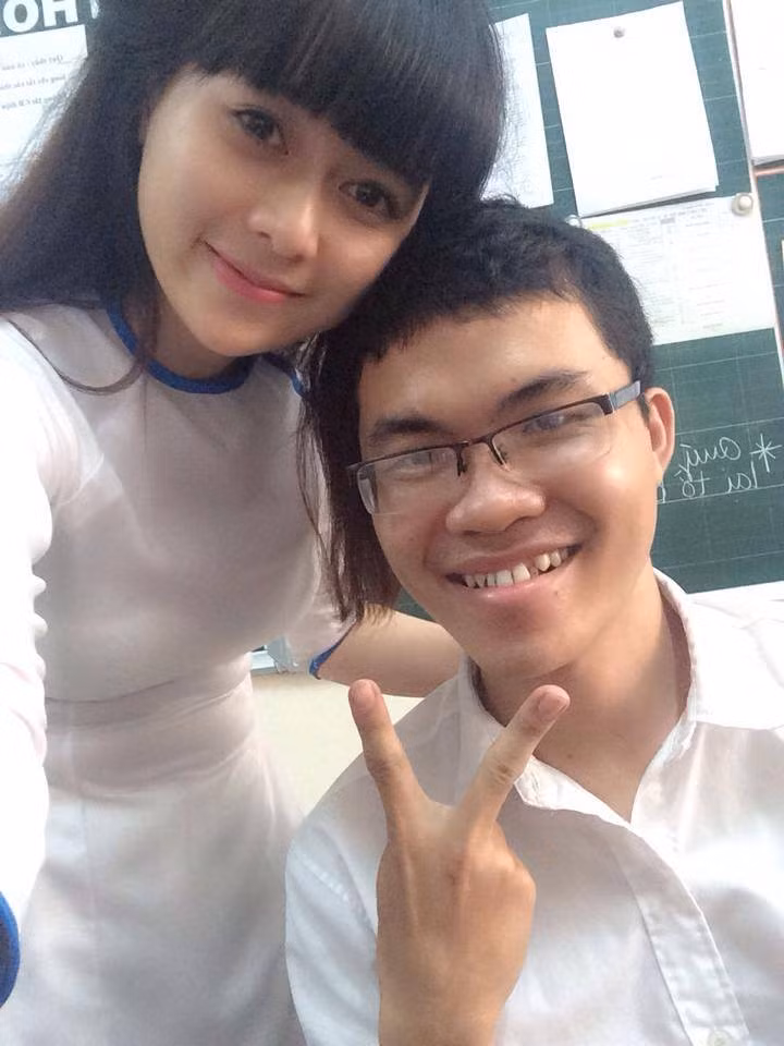 Sắp qua năm học đầu tiên làm việc ở Trung tâm giáo dục thường xuyên Quận 8, cô giáo Phương chia sẻ: "Mới đầu năm mình còn rất bỡ ngỡ, stress nặng vì học sinh quá... 'bá đạo'. Nhưng đến giờ thì cũng khá ổn vì cô giáo cũng 'bá đạo' lắm rồi...".