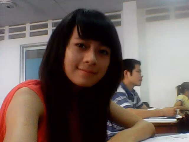 Trong đoạn clip trêu đùa với học sinh trong lớp, có thể nghe thấy các nam sinh nhắc đến biệt danh "cô giáo hot girl" để chọc ghẹo cô giáo trẻ trung, hiền khô của mình. Đáp lại những câu trêu chọc này cô giáo Phương cũng có những hành động, cử chỉ, lời đối đáp rất "xì tin".