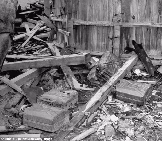 Những thùng đựng xăng mà lính Đức Quốc xã dùng để thiêu thi thể trùm phát xít cùng tình nhân Eva nằm lẫn trong đống đổ nát bên ngoài hầm. Trước khi tự sát vào ngày 30/4/1945, Hitler đã ra lệnh cho cấp dưới mang thi thể của y và bạn gái ra ngoài để hỏa thiêu.