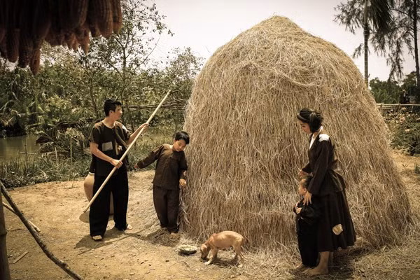 Cái kết trong bộ ảnh của Hoàng Bách khác xa với cái kết trong truyện của Nam Cao, khi “Anh Chí” được quây quần bên vợ và hai con đáng yêu.