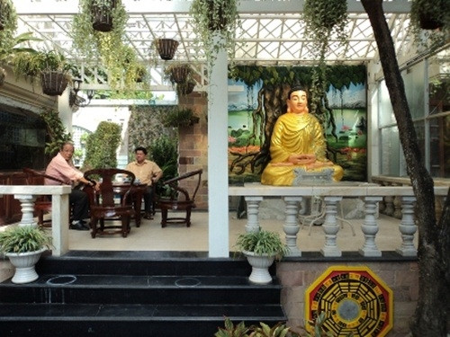 Biệt thự ngập gỗ quý của nữ đại gia thủy sản Diệu Hiền tọa lạc trên đường 30/4, phường Hưng Lợi, quận Ninh Kiều, TP Cần Thơ.