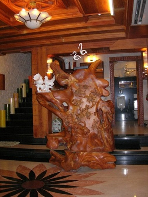 Năm 2011, người dân TP. Cần Thơ lại kinh ngạc khi bà Hiền đập căn biệt thự khang trang trị giá hàng chục tỷ đồng để xây dựng biệt thự mới cho... “hợp phong thủy”.