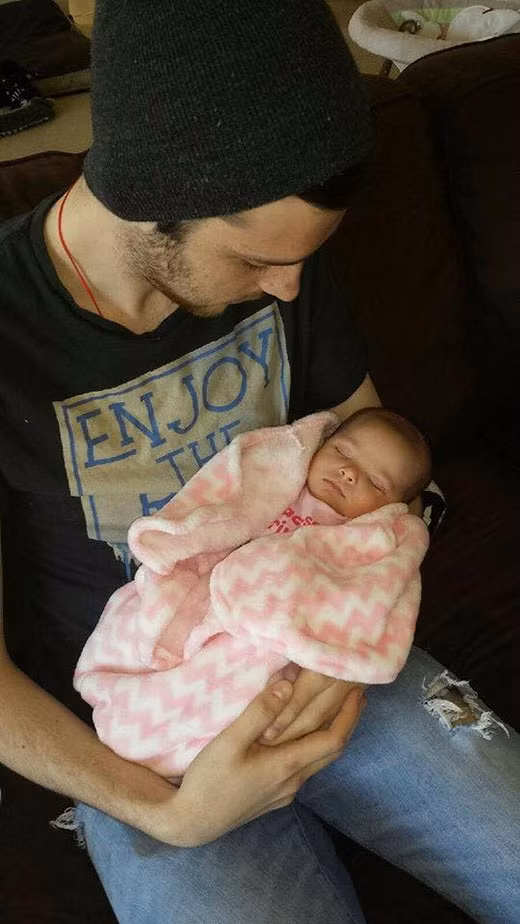 Bé gái người Mỹ sẽ được làm giấy khai sinh, được "bố mẹ" yêu thương và nuôi dưỡng. Hiện tại cả Tuấn Cường Tyler Grasser đều đang rất hạnh phúc, vui mừng vì quyết định của mình được gia đình đồng thuận.