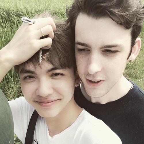 Hết mực yêu thương nhau nhưng cặp đôi thú vị này vẫn quyết định sẽ hoàn thành việc học rồi mới tổ chức đám cưới.