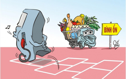 Câu chuyện giá xăng "nhảy" liên tục, không thể áp dụng bình ổn giá đã trở thành đề tài than thở muôn thuở của người dân.