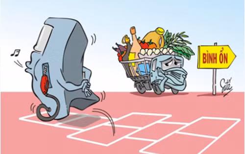 Câu chuyện giá xăng "nhảy" liên tục, không thể áp dụng bình ổn giá đã trở thành đề tài than thở muôn thuở của người dân.