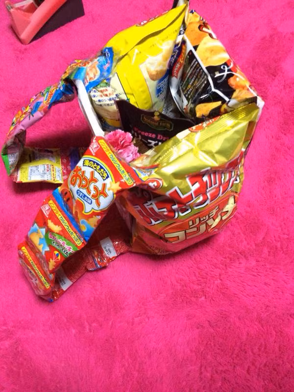 Nhiều trường học của Nhật Bản không cấm học sinh mang cơm trưa đến trường, nhưng việc mang quá nhiều quà vặt đến lớp như thế này cũng là trái với nội quy.