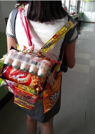 Và món phụ kiện kỳ quặc này đã trở thành phong trào của nữ sinh Nhật Bản. Cô bé nào cũng muốn mình có một ba lô quà vặt để mang đến trường.