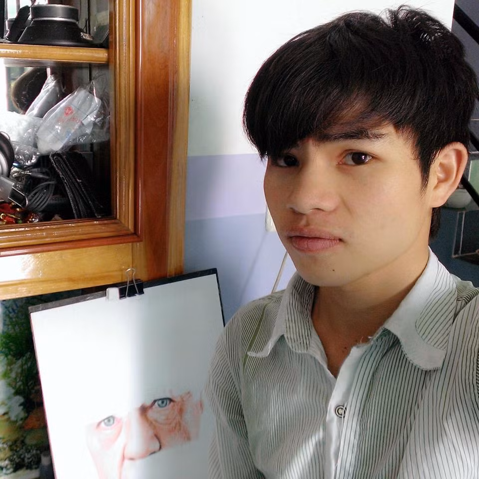 Chủ nhân của bức tranh tuyệt đẹp trên là Trần Duy Phương, sinh năm 1992, quê Gia Lai. Không dám tự nhận mình là họa sĩ nhưng Duy Phương cũng đã được biết đến một thời gian với những bức tranh chân dung truyền thần được nhận xét là đỉnh cao.