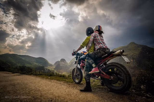 Được biết hai nhân vật chính trong bộ ảnh là Trọng Bằng, sinh năm 1984 và Thu Trang, sinh năm 1991. Cả hai đều là những bạn trẻ ưa xê dịch, quen biết và yêu nhau từ những chuyến phượt...