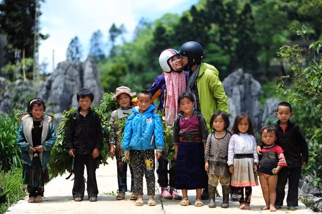 Cặp đôi cũng chụp những khoảnh khắc tự nhiên nhất bên cạnh những đứa trẻ miền núi.