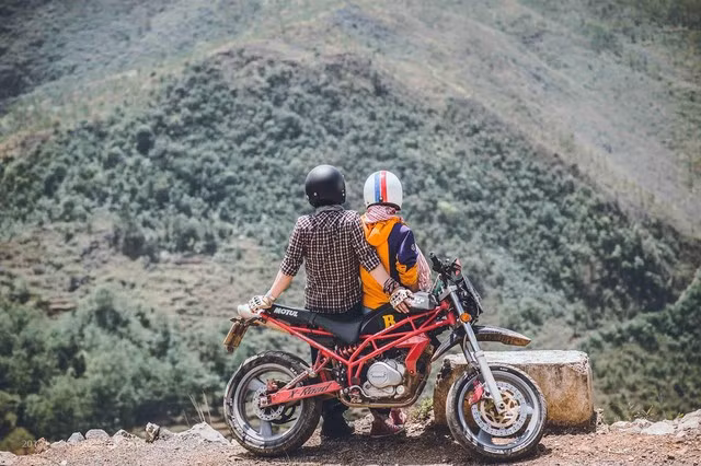 Được biết, thực hiện bộ ảnh tình yêu trên đường phượt là ước mơ từ hồi mới yêu nhau của cặp đôi này. Ảnh: Quang Dũng | LK Photography.