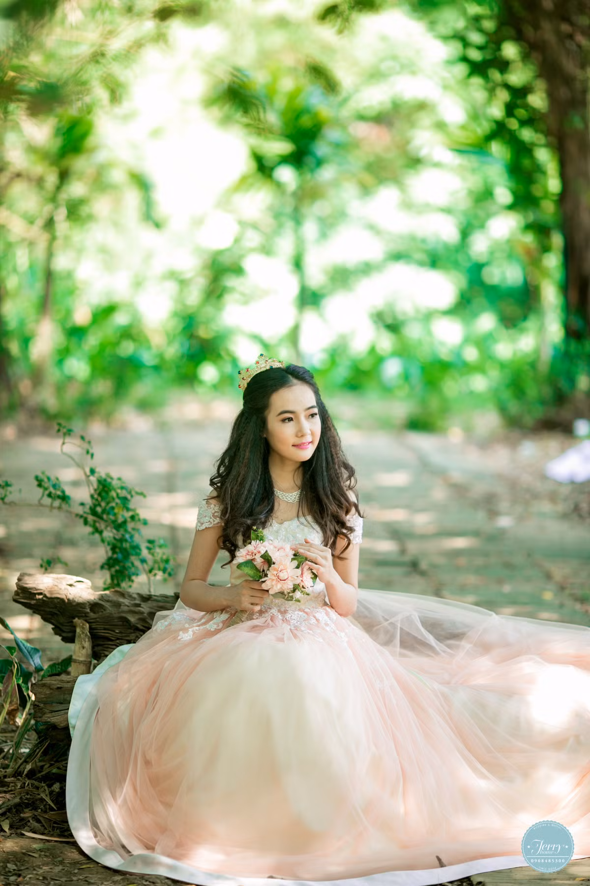 Cô nàng có khuôn mặt, ánh mắt thoáng nét buồn buồn được nhiều chàng phó nháy khen ngợi là ăn hình và có nét đẹp phù hợp với rất nhiều concept ảnh.