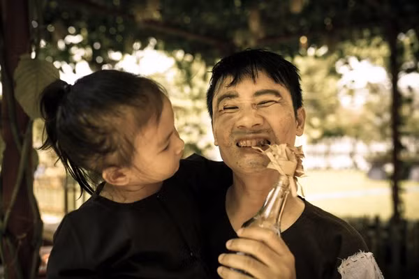 Hoàng Bách với biểu cảm xấu “khó đỡ” bên cạnh con gái 3 tuổi.