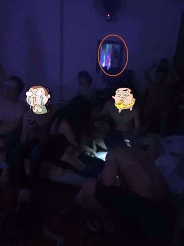 Bức ảnh chụp trộm trong buổi ăn chơi, thác loạn của một nhóm bạn trẻ. Điều gây ngạc nhiên là trên màn hình nhỏ treo trên tường có xuất hiện một hình ảnh giống như một "ma nữ mặc áo trắng", mái tóc dài đen rất đáng sợ.