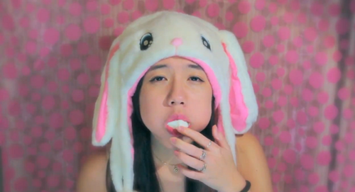 Chubby Bunny Challenge là trò chơi cực vui nhộn được các bạn trẻ rất hưởng ứng trên mạng. Rất nhiều clip, hình ảnh các bạn trẻ tự quay sau đó đăng lên mạng và tạo ra những tràng cười chảy nước mắt cho những người xem.