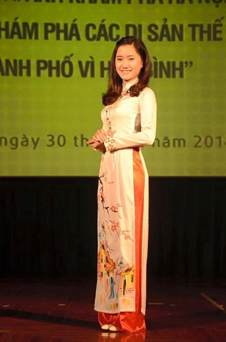Trương Thị Kiều Oanh, sinh năm 1993 là gương mặt sinh viên nổi bật, nữ MC hàng độc đầy tài năng được nhiều bè bạn biết đến. Kiều Oanh luôn thể hiện sự năng động, khẳng định bản thân bằng nhiều thành tích đạt được trong học tập cũng như các cuộc thi.