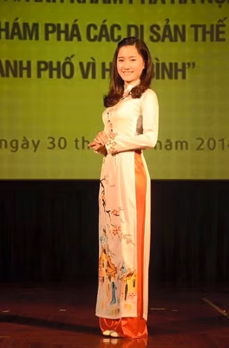 Trương Thị Kiều Oanh, sinh năm 1993 là gương mặt sinh viên nổi bật, nữ MC hàng độc đầy tài năng được nhiều bè bạn biết đến. Kiều Oanh luôn thể hiện sự năng động, khẳng định bản thân bằng nhiều thành tích đạt được trong học tập cũng như các cuộc thi.