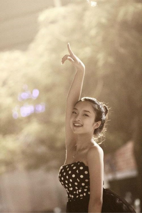 Từ năm học thứ 2, Vũ Linh đã có cơ hội được làm cộng tác viên tại Đài tiếng nói Việt Nam. Cô nàng luôn băn khoăn xem bản thân yêu thích ngành luật hay ngành MC hơn và từ đó tìm ra những điểm chung thú vị giữa hai ngành nghề tưởng chừng như không liên quan đến nhau này. Chưa từng học lớp đào tạo MC chuyên nghiệp nào, nhưng với cơ duyên, sự nỗ lực và bản năng... Vũ Linh đang tiến nhanh hơn và mong muốn trở thành một MC chuyên nghiệp.