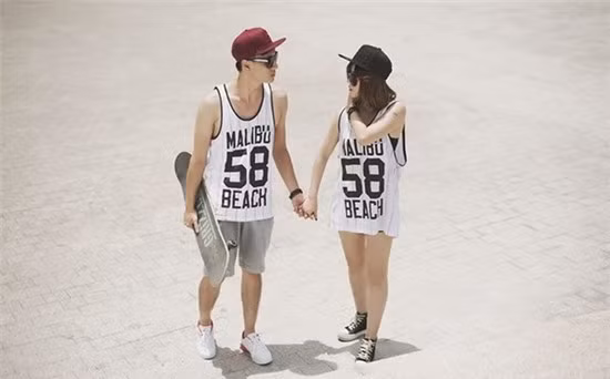 Đều là những chủ shop thời trang nên những tấm hình của cặp đôi này cũng cực kỳ “chất”. Họ còn kiêm luôn công việc tư vấn cách phối đồ cho các bạn trẻ, hoặc là những bộ đồ đôi cực ấn tượng cho các cặp đang yêu.