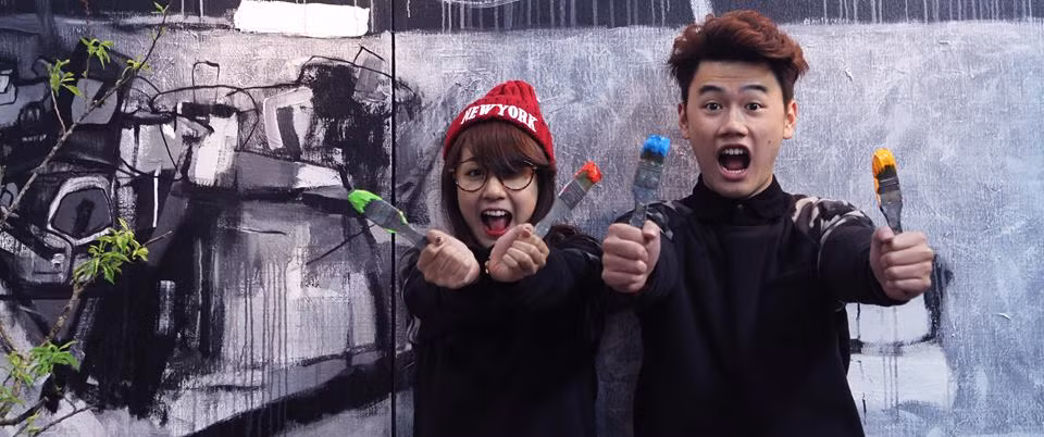 Đam mê mỹ thuật, Trang Lou và Tùng Sơn cùng một vài người bạn đã lập ra một công ty vẽ tranh tường. Ngoài việc học, cặp đôi này đi vẽ tranh tường như một công việc part-time vừa kiếm thêm thu nhập vừa để thỏa mãn đam mê.