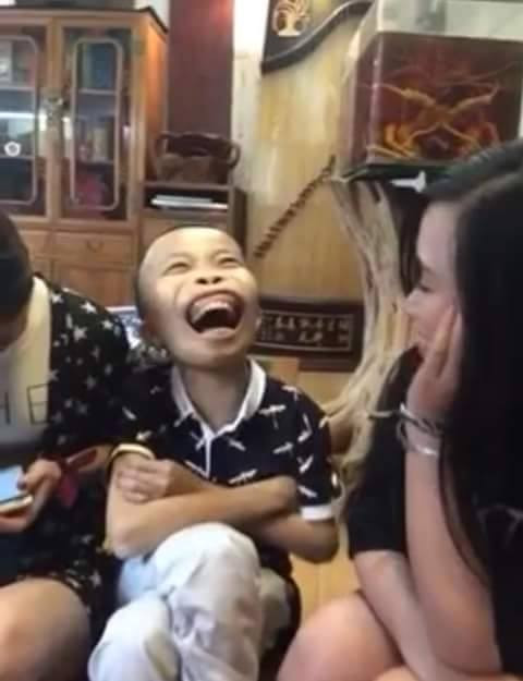 Mang danh "đại gia", Trần Sơn cũng từng khiến nhiều đấng mày râu ghen tị khi liên tục tung ra những clip đùa nghịch, tán tỉnh gái xinh.