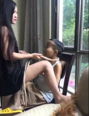 Chưa kể một vài clip gần đây của Trần Sơn có sự xuất hiện của các cô gái trẻ đẹp lại rất lố bịch. Một số dân mạng Trung Quốc cho rằng những người giật dây, lợi dụng Trần Sơn đã tung ra những clip này với mục đích cố ý gây sốc.