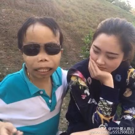 Tuy nhiên, qua 3-4 clip được lan truyền, dân mạng đã dần "soi" được thái độ của các cô gái xinh đẹp trong các clip này. Họ trông khá gượng gạo, cứng nhắc và giống như đang diễn kịch.