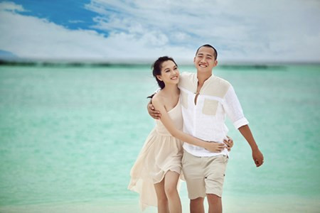 Gia đình chồng của Ngọc Thạch giàu sang bề thế có tiếng ở Thủ đô. Ông xã của Ngọc Thạch đã có không ít thành công trong lĩnh vực kinh doanh và được biết tới như một doanh nhân trẻ. Anh hiện giữ chức vụ Giám đốc Maketting Công ty cổ phần Đại Dương, nơi bố anh là ông Đỗ Văn Bình giữ chức vụ chủ tịch Tập đoàn. Ông Đỗ Văn Bình hiện là người giàu thứ 39 trên sàn chứng khoán với giá trị tài sản hơn 400 tỷ đồng tính đến cuối năm ngoái.