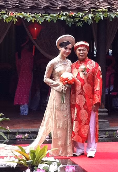 Năm 2011, Á hậu Dương Trương Thiên Lý bất ngờ lên xe hoa cùng Việt kiều Mỹ Tony Toàn hơn cô 20 tuổi. Gia đình nhà chồng Dương Trương Thiên Lý hiện là cổ đông lớn nhất trong một ngân hàng lớn và một tập đoàn từng tài trợ cuộc thi Hoa hậu Hoàn vũ thế giới đưa về Việt Nam.