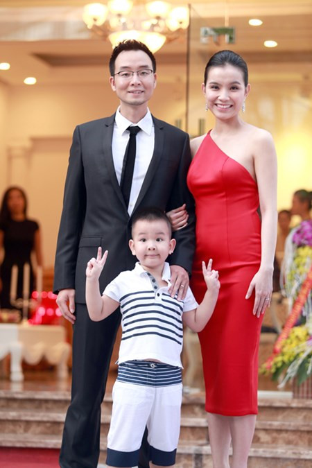 Từng là một MC, diễn viên, ca sĩ, Hoa hậu Thùy Lâm được đánh giá khá cao khi là một nghệ sĩ “đa năng”. Bệ phóng lọt Top 15 Hoa hậu Hoàn vũ Thế giới rõ ràng đã tạo cơ hội lớn cho cô Hoa hậu trẻ. Những tưởng sự nghiệp showbiz sẽ lên như diều gặp gió thì Thùy Lâm đột ngột tuyên bố kết hôn.