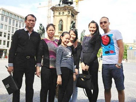 Đặc biệt, chồng Ngọc Thạch, ngoài công việc chính là kinh doanh, anh còn có sở thích sưu tầm siêu xe giống doanh nhân trẻ Cường Đôla – ông xã của Hồ Ngọc HàĐỗ Bình Dương được dân chơi siêu xe ở Việt Nam gọi với cái tên thân mật Dương Kon. Hiện anh sở hữu đến 4 siêu xe.