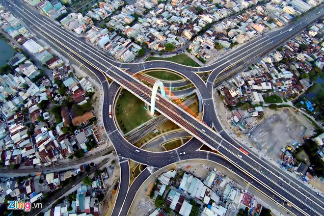 Với tổng mức đầu tư gần 1.800 tỷ đồng (theo hình thức BT - xây dựng, chuyển giao), cầu có 491 cọc khoan nhồi và 50 nhịp, tổng chiều dài hơn 2 km.