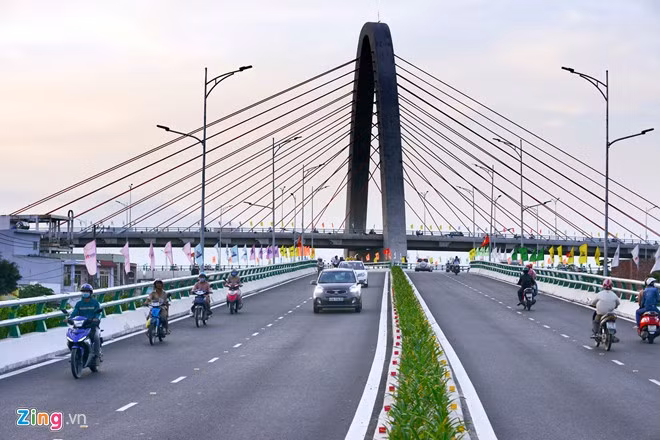 Mỗi tầng cầu có 4 làn xe. Tầng mặt đất là các nhánh rẽ không giao với đường sắt, tầng 2 là vòng xuyến trên cao rộng 15 m, các nhánh rẽ rộng 16 m. Tầng trên cùng ưu tiên cho hai hướng phương tiện lưu thông giữa Huế và Đà Nẵng.